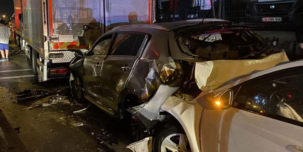 Güngören'de otomobil park halindeki araca çarptı: 1 ölü, 5 yaralı