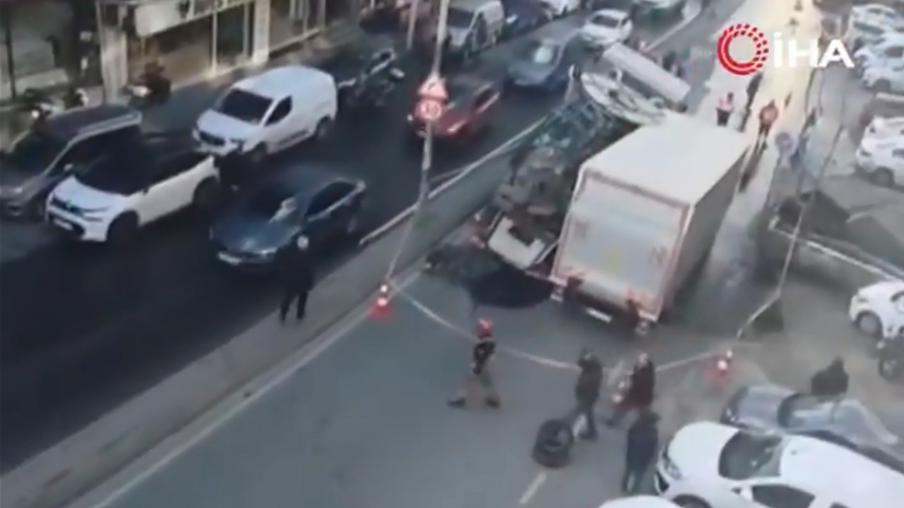 Güngören'de yol çöktü! 2 Kamyon çukura düştü