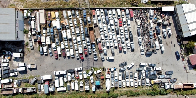 Günledir otların arasında bekliyorlar! Otomobil fiyatlarını yarı yarıya düşürecek formül