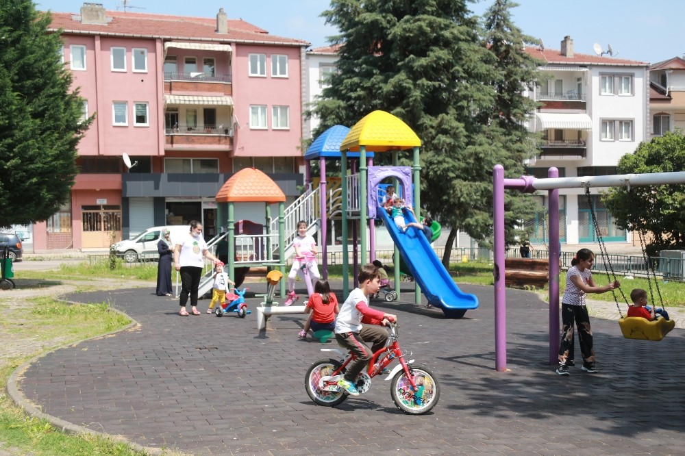 Günler sonra dışarı çıkan çocuklar Kocaeli’de parkları doldurdu 