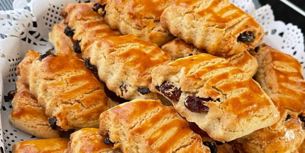 Günlerce bayatlamıyor: Kıyır kıyır üzümlü kurabiye tarifi