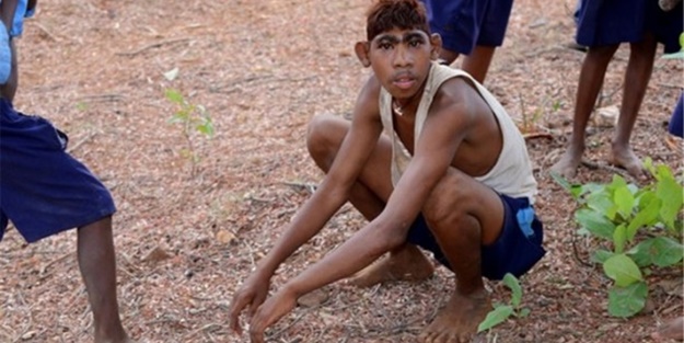 Günlerce ormanda kalıp, hayvanları taklit ediyorlar!
