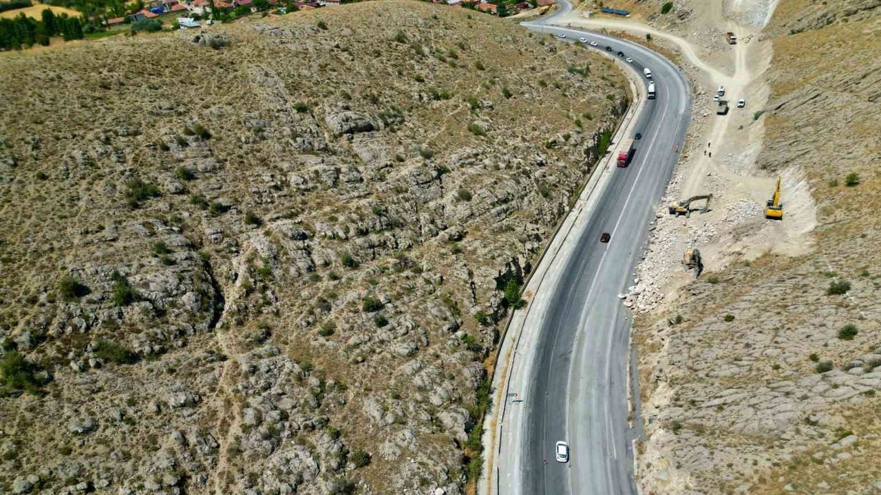 Günlerce yıkadılar ama çıkmadı! Araçları mor renge boyayan 5 kilometrelik yol bu yöntemle temizlendi