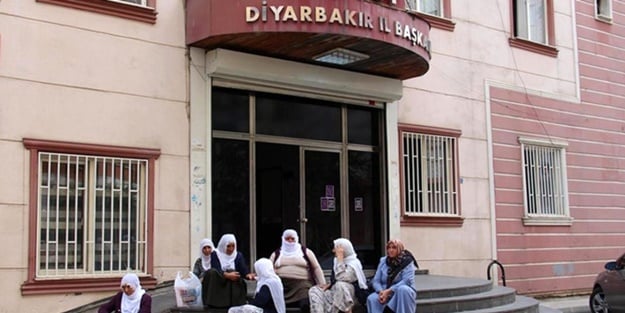 Günlerdir HDP binası önünde eylem yapıyordu! Oğlu polise teslim oldu