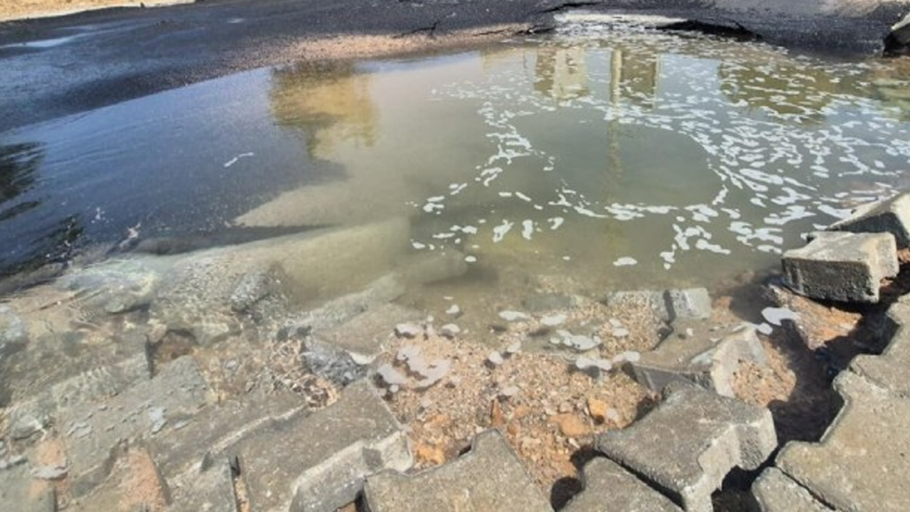 Günlerdir suların kesik olduğu İzmir'de tonlarca su boşa akıyor!