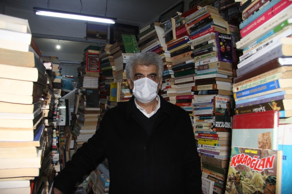 Günlerini 33 metrekarelik dükkanda 40 bin kitap arasında geçiriyor 