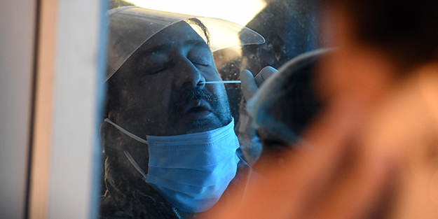 Günlük vaka sayısının 295 bini geçtiği ülkede halk aşı merkezine koştu