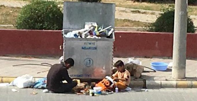 Günün en acı karesi! Çöp konteyneri önünde yemek yediler