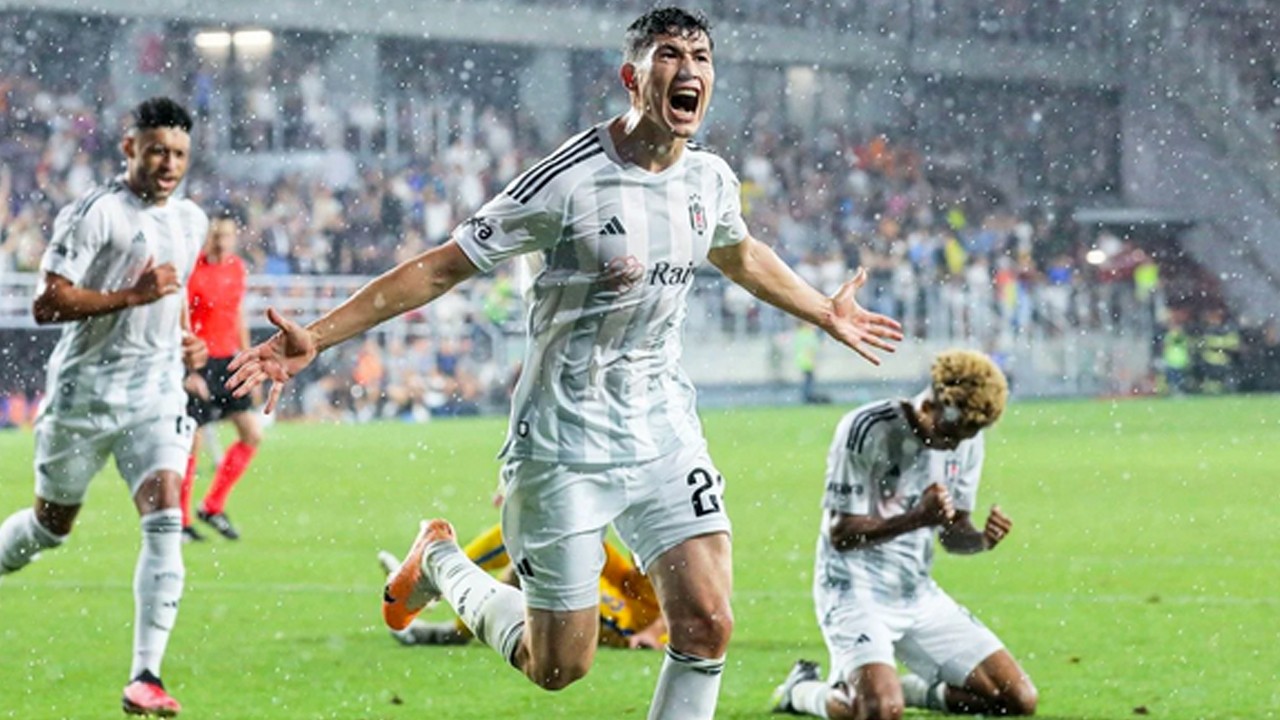 Günün fıkra haberi de bizden olsun! Şaka gibi yahu... Biz Türkler futbolcudan anlamıyoruz kesin!