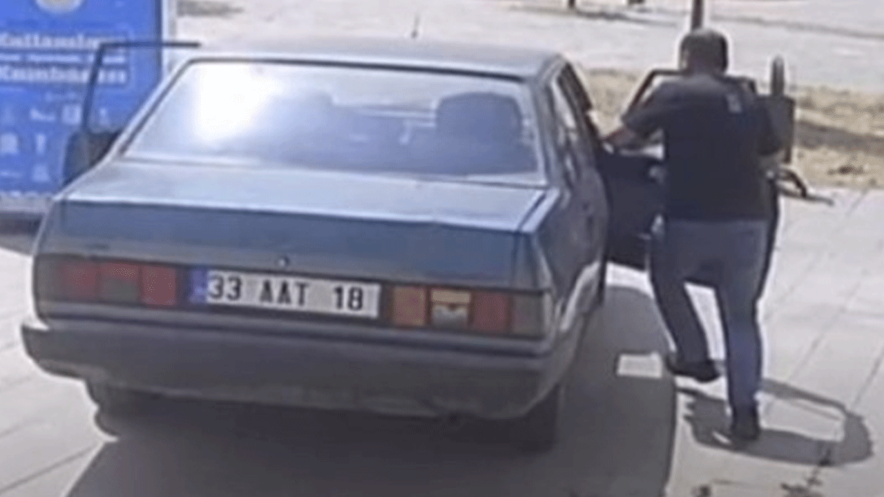 Günün kahramanı kamerada: Korkmadan arabanın içine atladı!