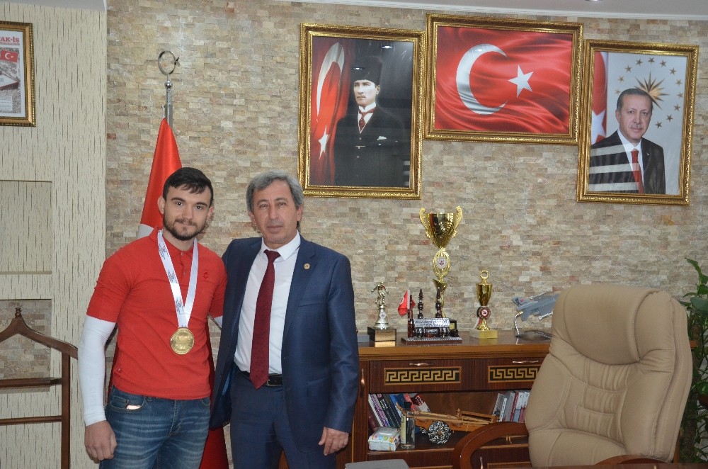 Günyüzülü Erolcan altın madalya ile döndü 