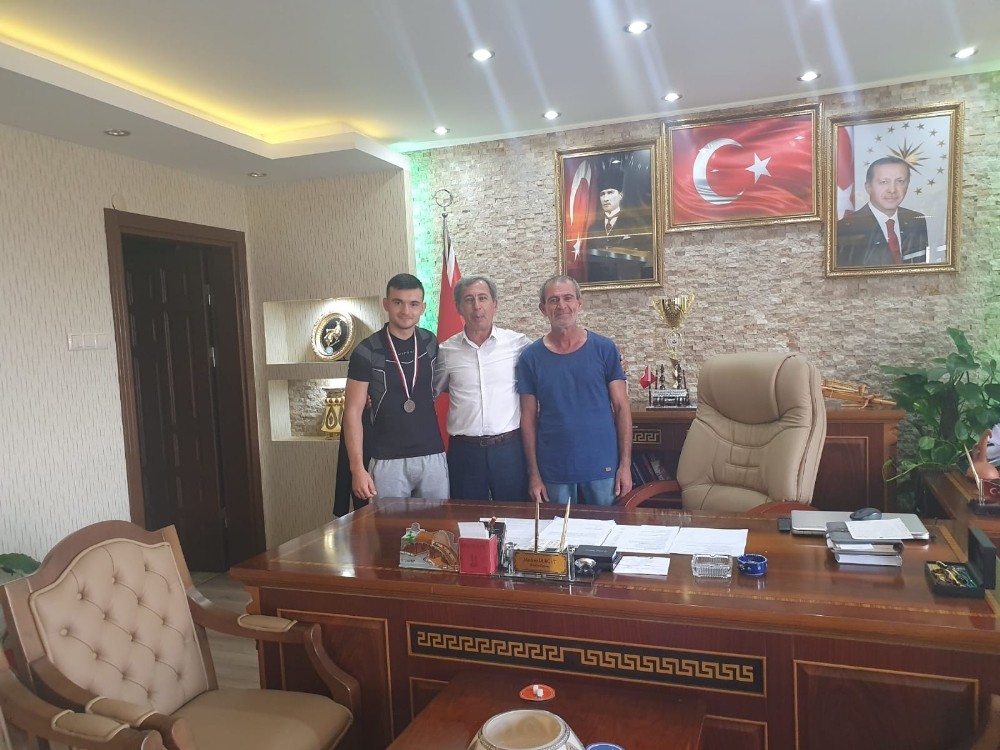 Günyüzülü şampiyon halterci madalyalara doymuyor 