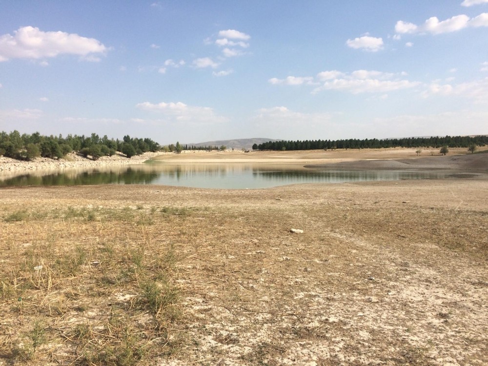 Günyüzü’nde kuraklık nedeniyle sulama göletleri kuruyor 