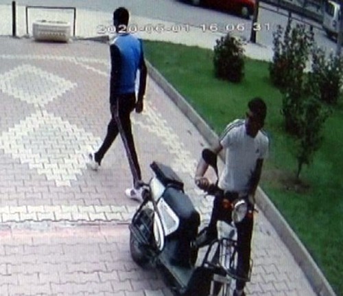 Güpegündüz elektrikli motosiklet hırsızlığı kamerada 
