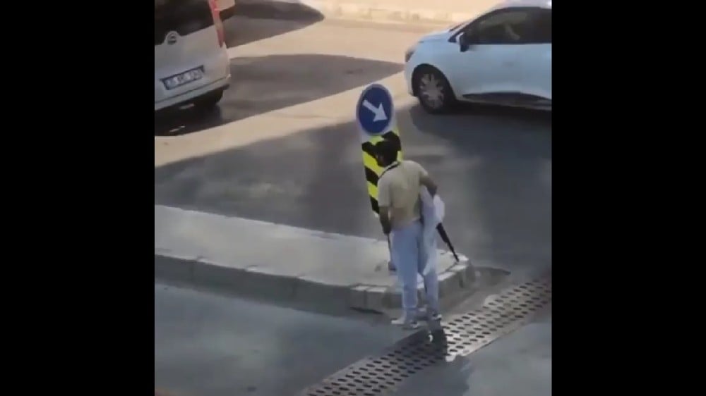 Güpegündüz elinde pompalı tüfekle cadde ortasında gezindi 