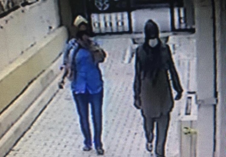 Güpegündüz hırsızlık yaptılar 