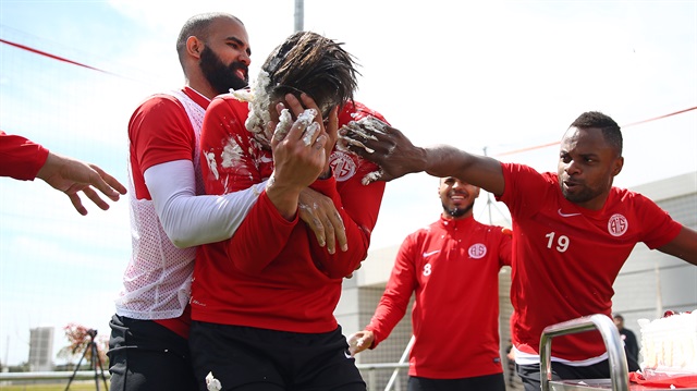 Güral'ı pastaya buladılar