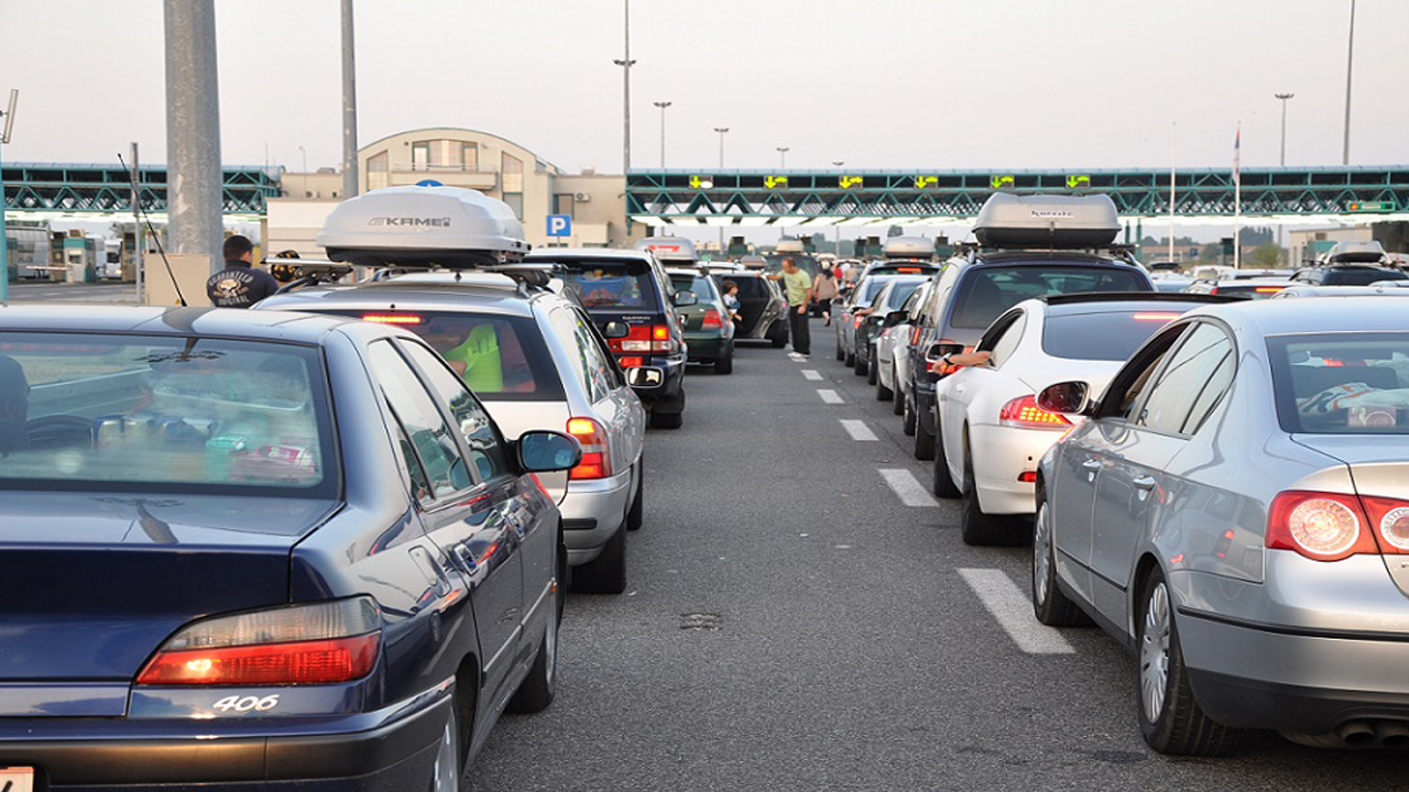 Gurbetçi aileye zulüm..! Türkiye’den karpuz götürdü tutuklandı