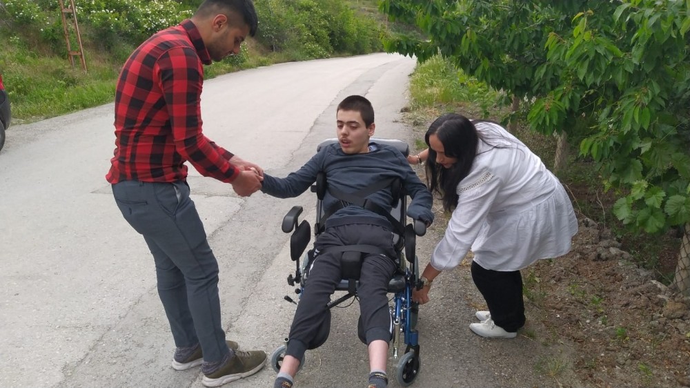 Gurbetçi vatandaştan engelli Yusuf’a tekerlekli sandalye 