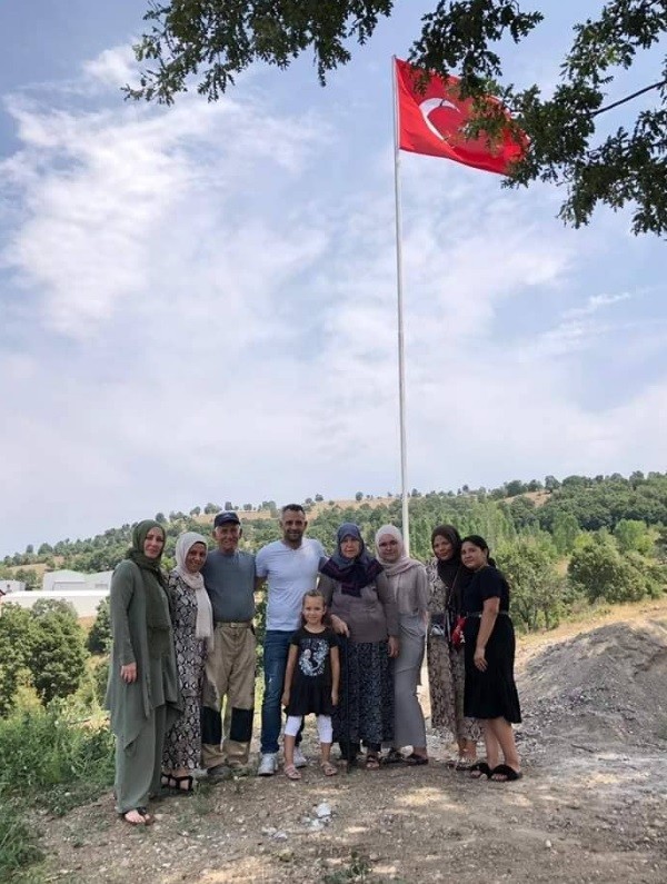 Gurbetçiden köyüne dev Türk bayrağı 