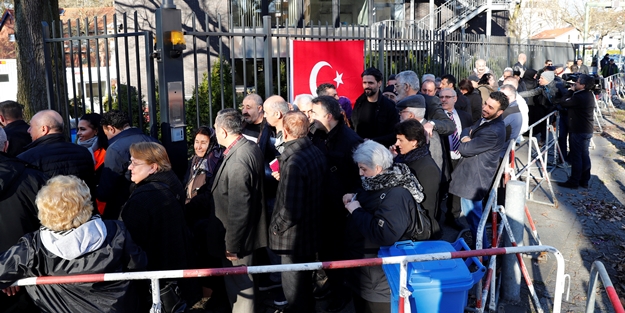 Gurbetçiler akın akın oy kullanmaya gidiyor