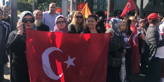 Köln Erdoğan'ın ziyareti öncesi kırmızı beyaza büründü