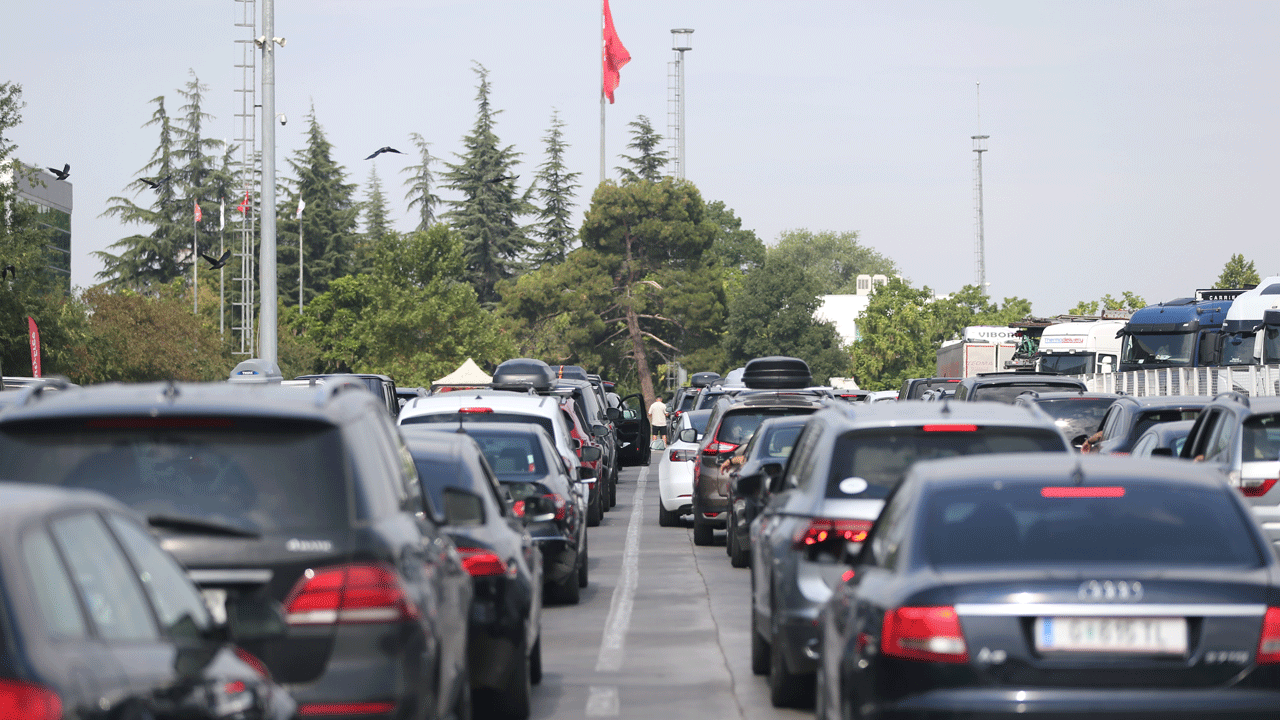 Gurbetçiler hüzünle dönüyor! En çok ezan sesini özleyeceğiz