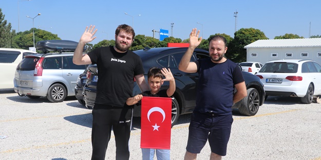Gurbetçiler Kapıkule'den Türkiye'ye sevinçle giriyor