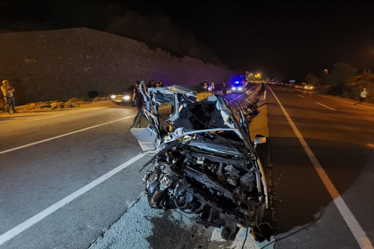Gurbetçinin otomobili traktörle çarpıştı: 1 ölü, 7 yaralı