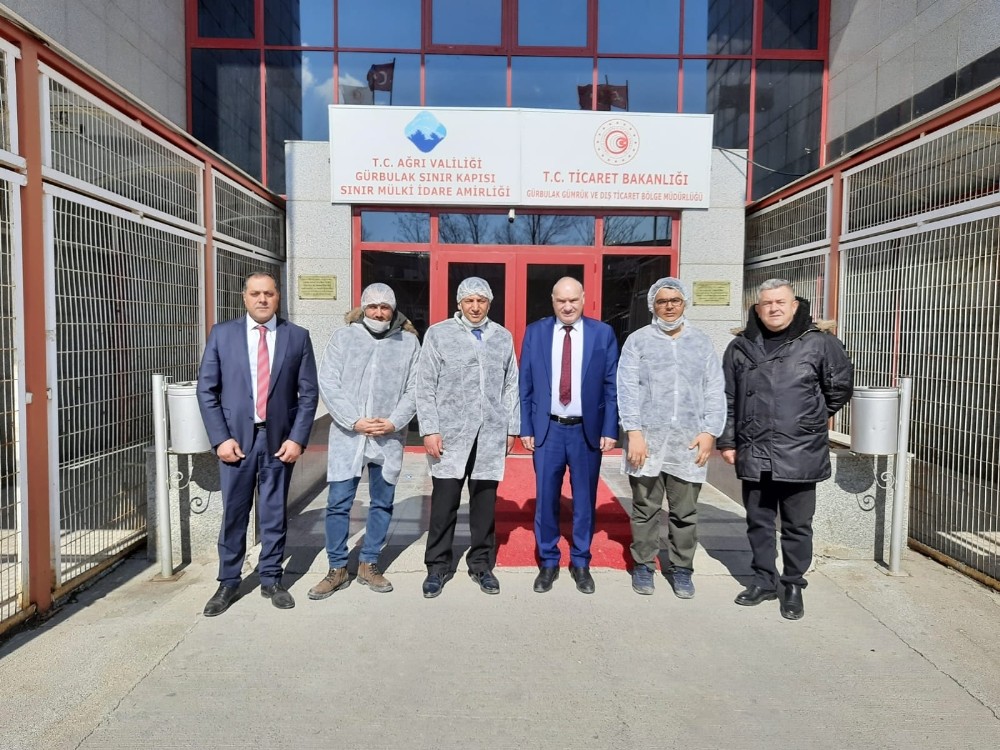 Gürbulak Sınır Kapısı’nda araçlar dezenfekte ediliyor 