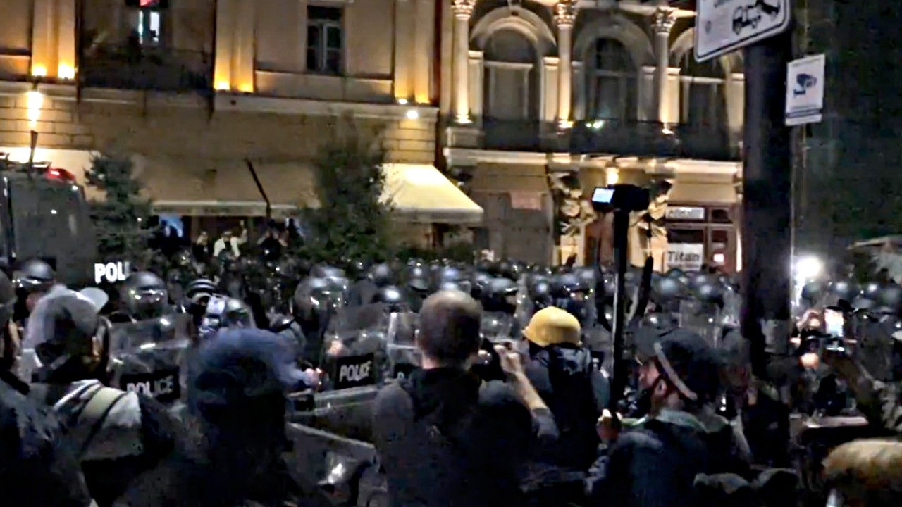 Gürcistan karıştı: Gürcistan'da protestocular sokaklara indi