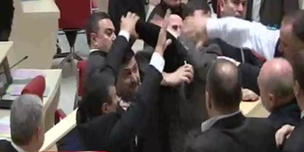 Mecliste yumruk yumruğa kavga