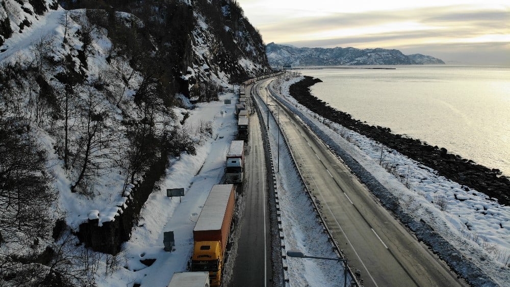 Gürcistan yolunda tır sürücülerinin kış çilesi 