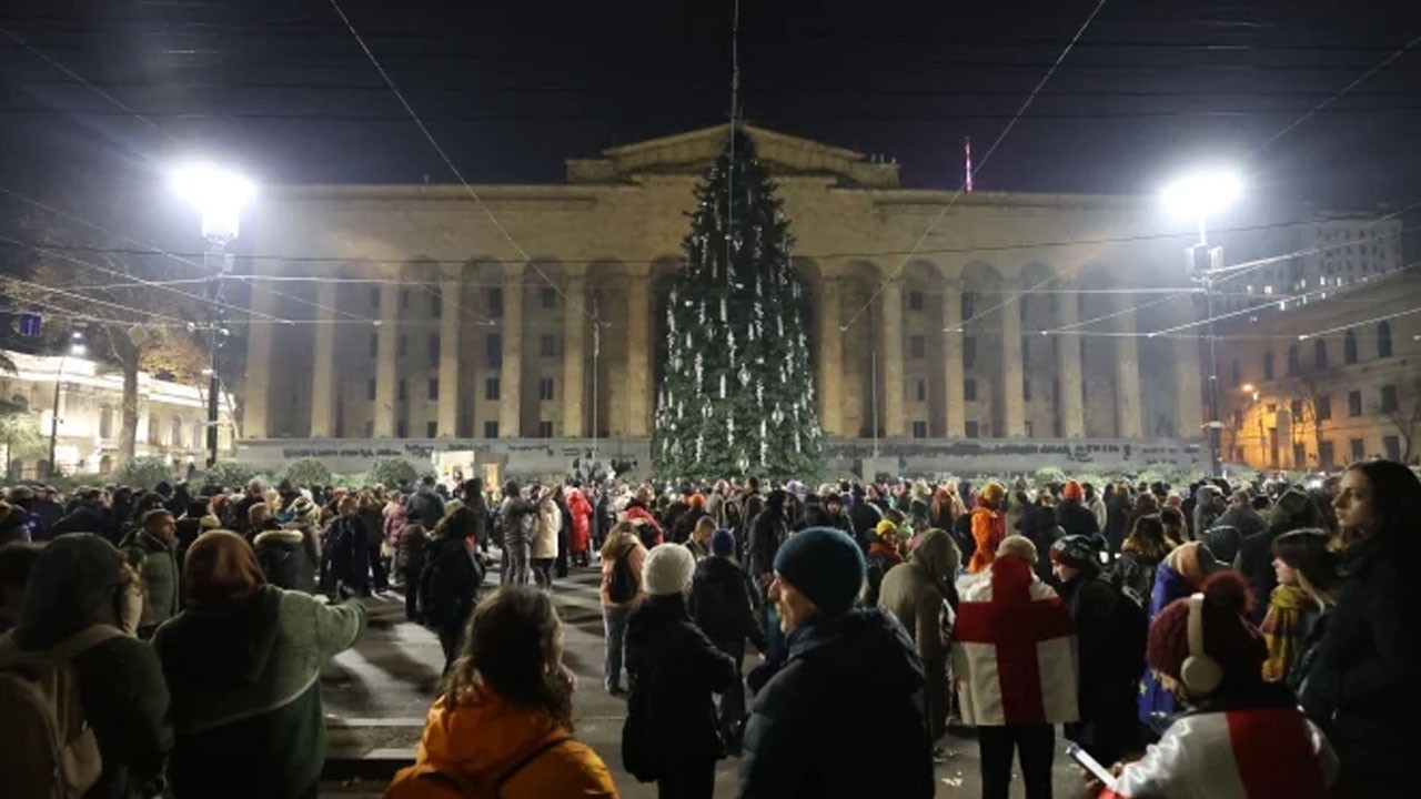 Şantaj sonrası Gürcistan’da AB’ye katılım askıya alındı!