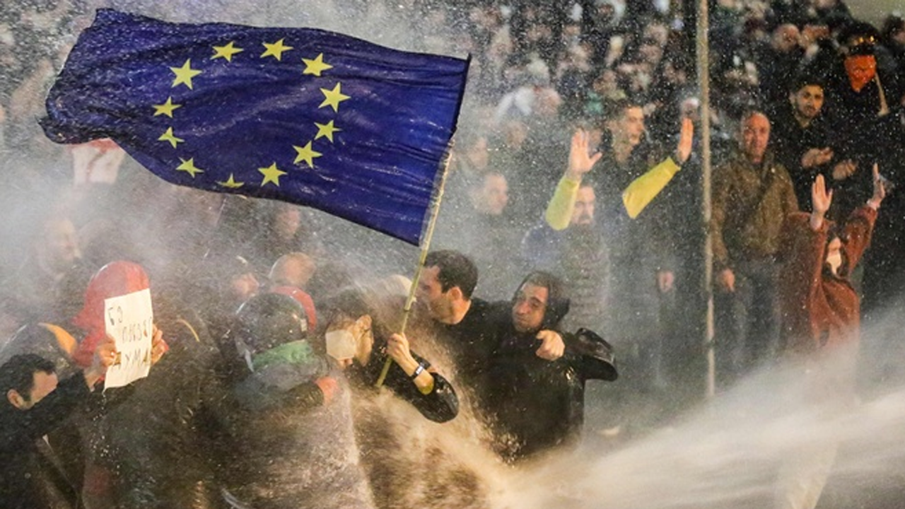 Gürcistan'da Gezi Eylemleri'nin aynısı yapılıyor! AB'den fon alan hainler ayaklandı!