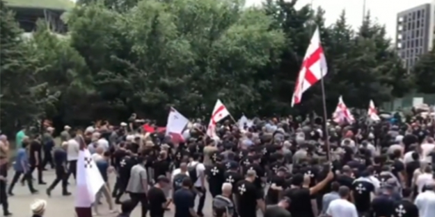 Gürcistan'da halk LGBT festivalini bastı