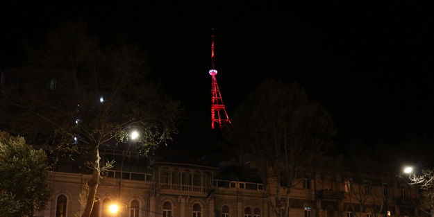 Gürcistan'da Tiflis Kulesi Türk bayrağının renkleriyle ışıklandırıldı