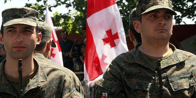 Komşuda zorunlu askerliğe son verildi