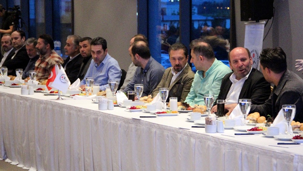 Güreş camiası iftar yemeğinde bir araya geldi 