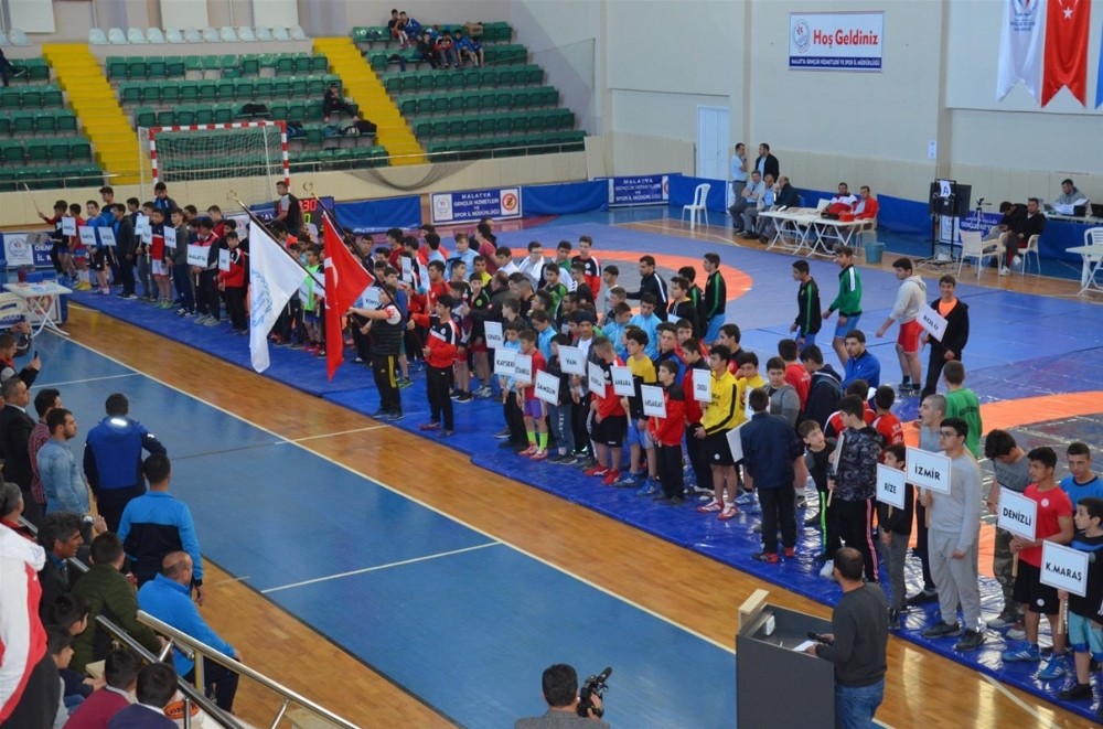 Güreş Türkiye Birinciliği Müsabakalarında heyecan sürüyor 