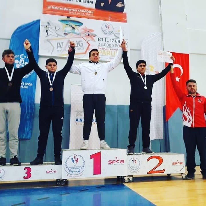 Güreşçiler madalya ile döndü 