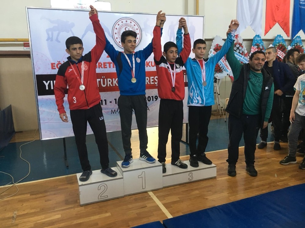 Güreşçiler Malatya’dan madalyalarla döndü 