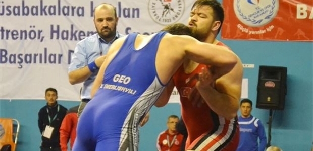 Gürcü sporcu Ahmet Taçyıldız'a kafa attı