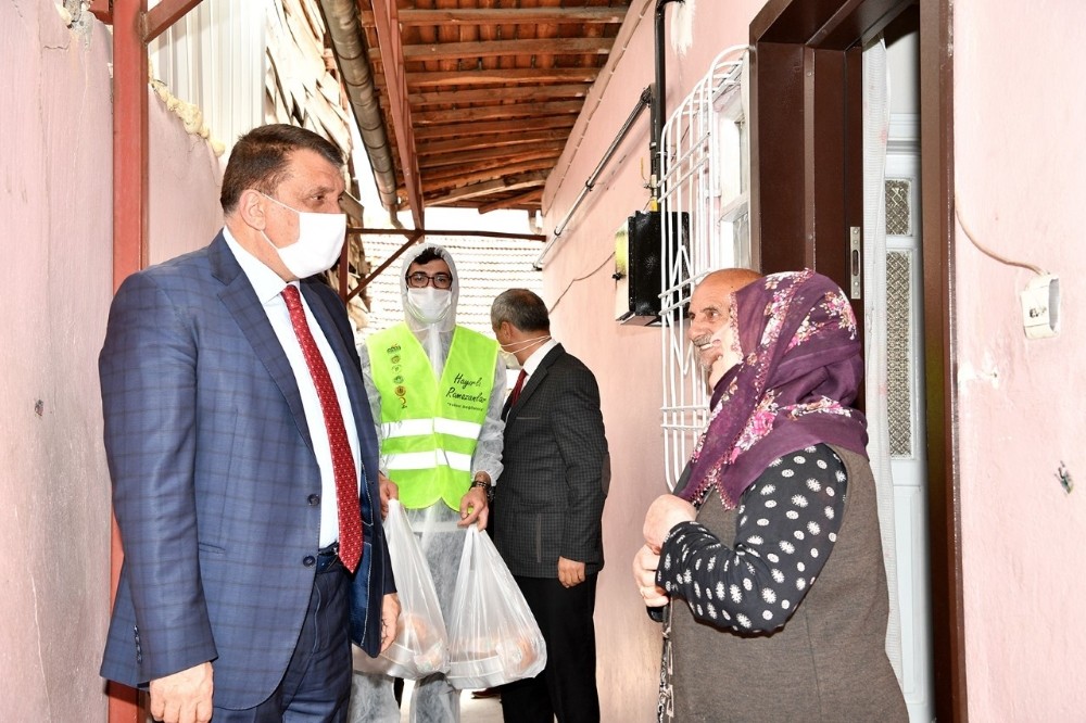 Gürkan iftar yemeği dağıttı 