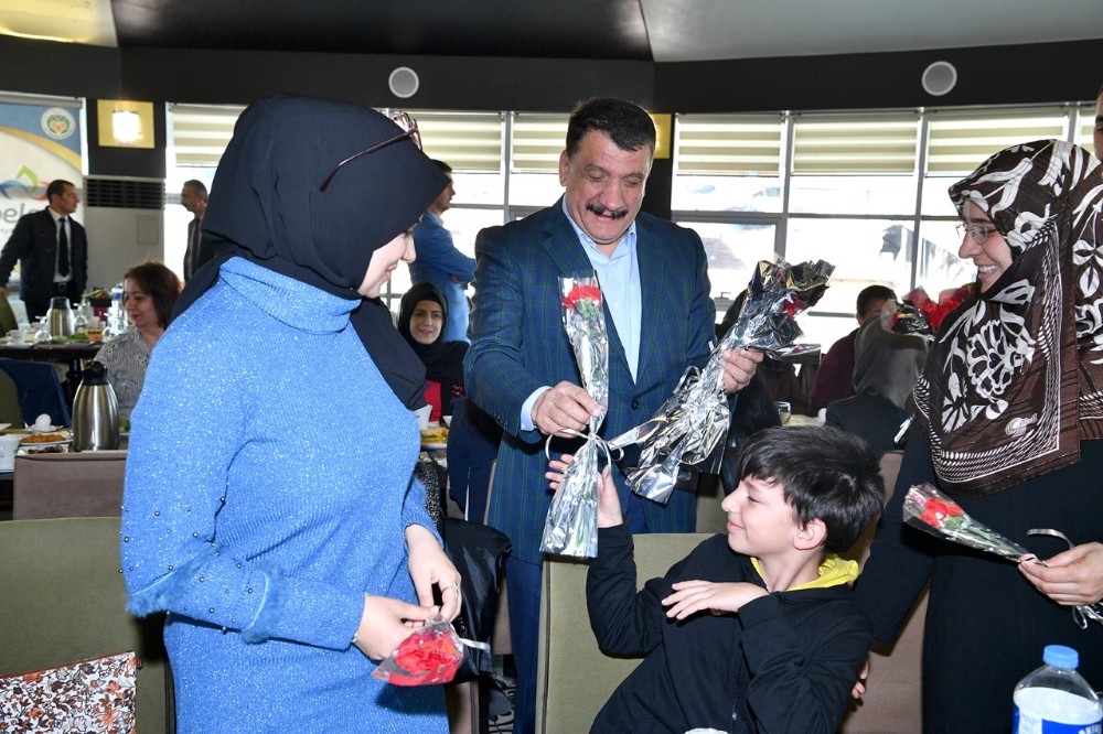 Gürkan’dan kadınlara karanfil 