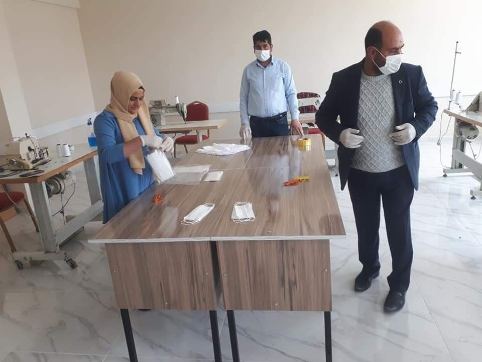 Güroymak’ta maske üretimi 