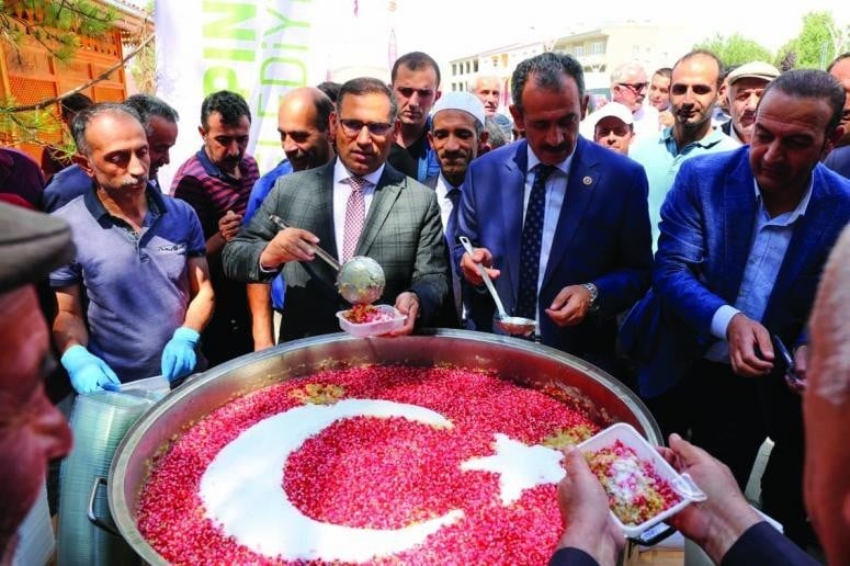 Gürpınar Belediye Başkanı Tanış, vatandaşlara aşure dağıttı 