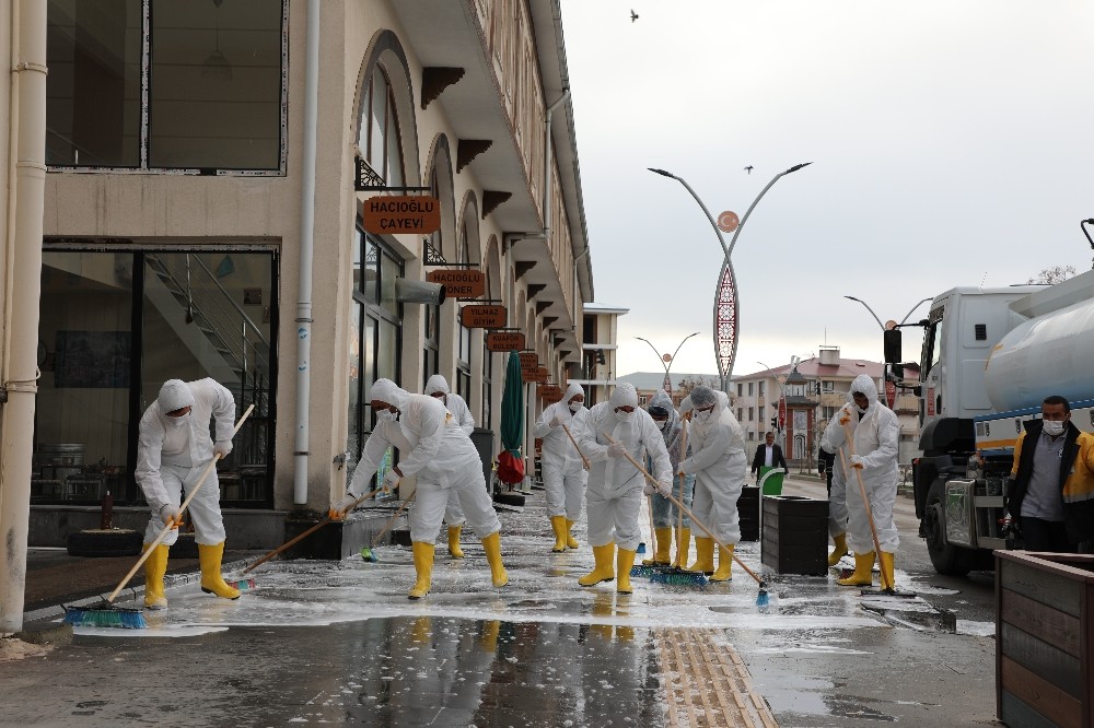 Gürpınar Belediyesi cadde ve sokakları köpüklü suyla yıkadı 