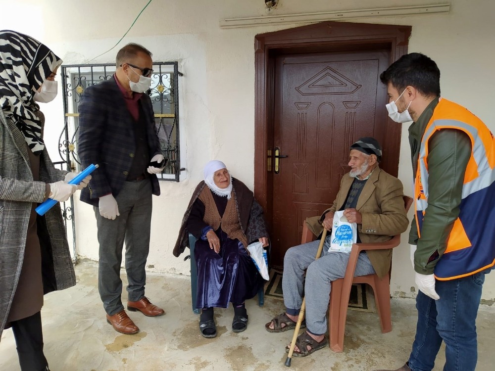 Gürpınar belediyesi ilçede bulunan tüm yaşlılara hijyen paketi dağıttı 