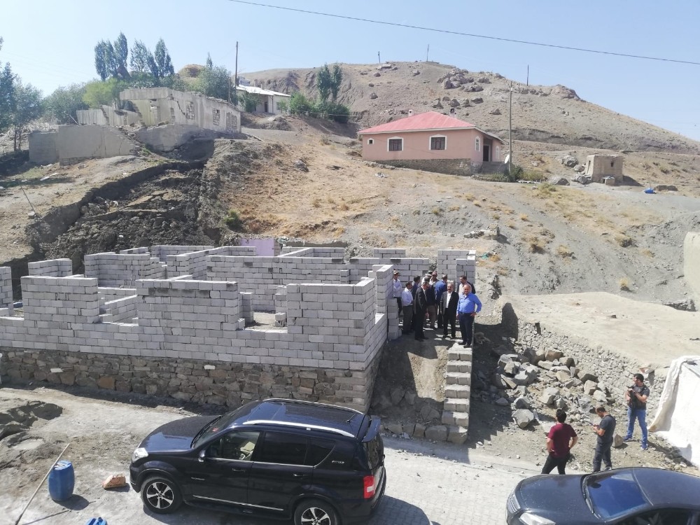 Gürpınar Belediyesinden muhtaç aileye ev yapımı 